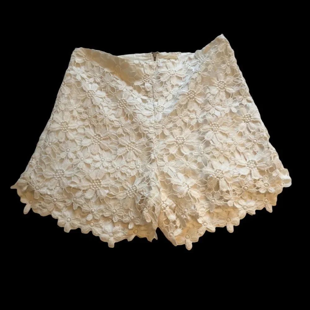 Hollister Lace Shorts Cream lined Size 5 back zipper